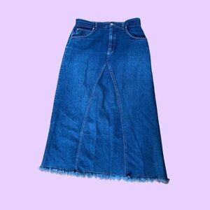 Vintage Y2K denim midi skirt with raw hem 🔥
